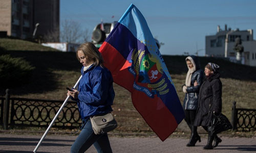 Một người dân cầm cờ của chính quyền ly khai Nam Ossetia.