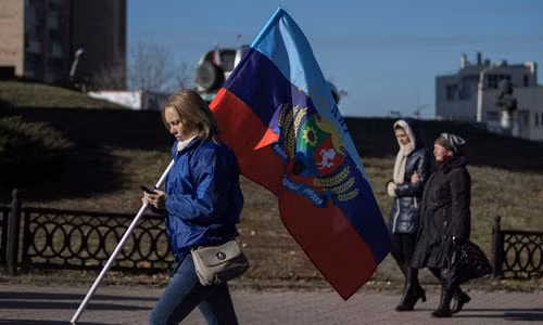 Một người dân cầm cờ của chính quyền ly khai Nam Ossetia.