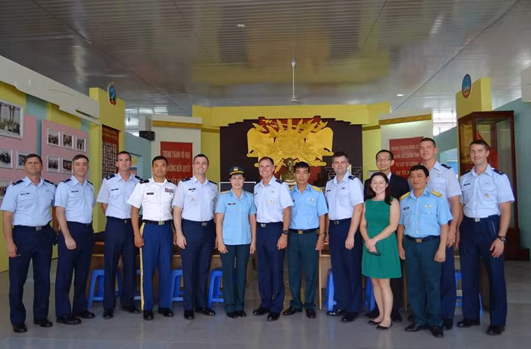 Chụp ảnh lưu niệm với lãnh đạo, cán bộ nhà trường.