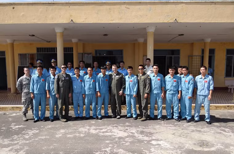 Fanpage Facebook Đại sứ quán Mỹ vào cuối tuần qua đã đăng tải một số hình ảnh chuyến thăm của đoàn sĩ quan Không quân Mỹ tại Thái Bình Dương tới trường Sĩ quan Không quân Việt Nam, từ ngày 22-26/9.