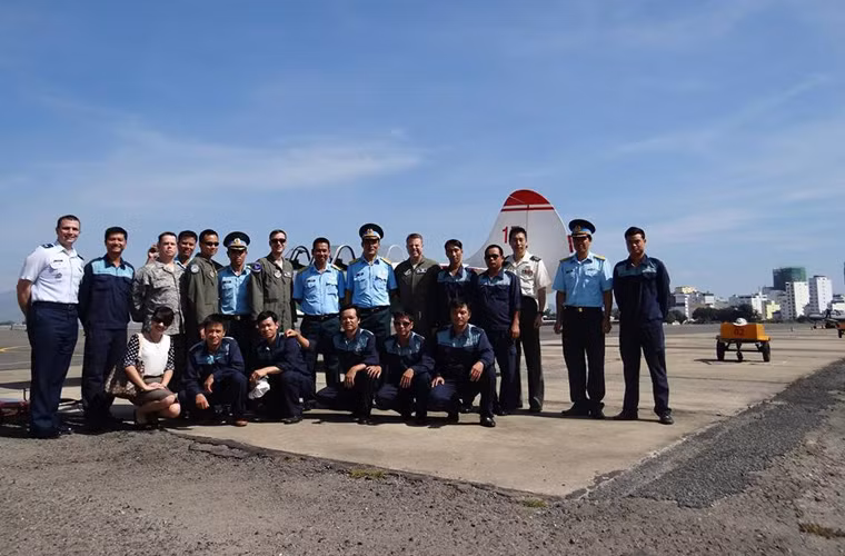 Chụp ảnh lưu niệm với độ ngũ kĩ thuật, cán bộ trường Sĩ quan Không quân.