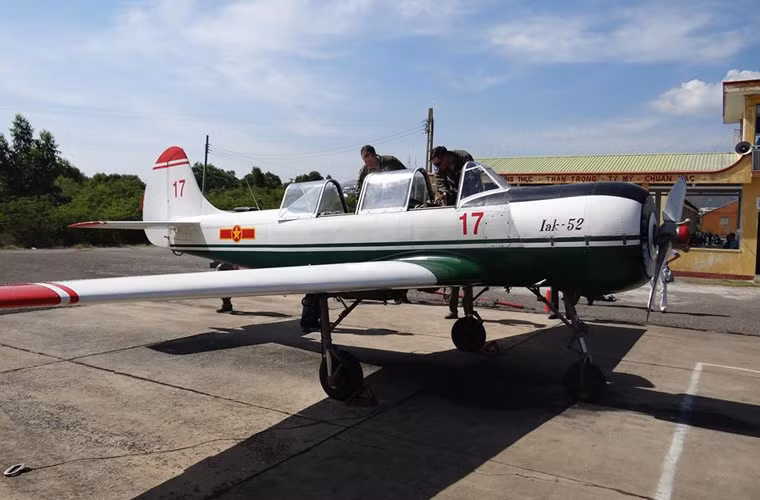Hai phi công Không quân Mỹ thăm buồng lái máy bay huấn luyện sơ cấp Yak-52.