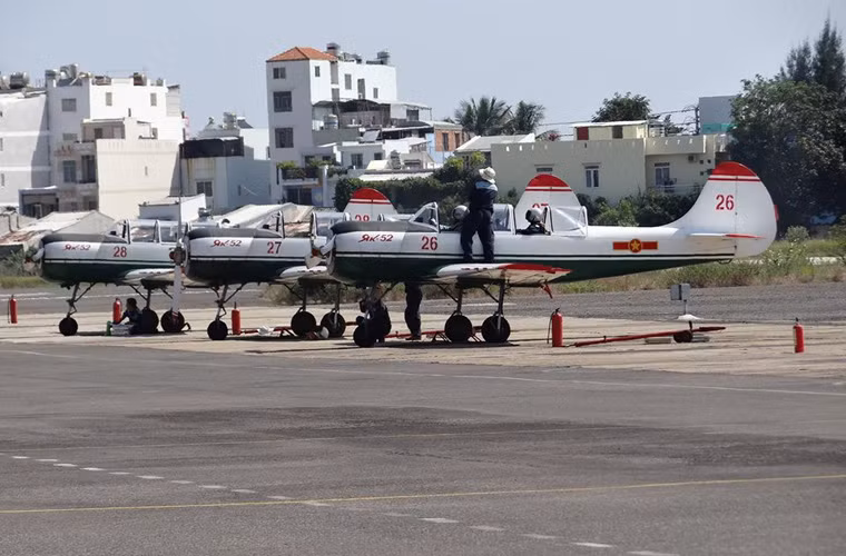 Các máy bay huấn luyện sơ cấp Yak-52 của trường Sĩ quan Không quân.
