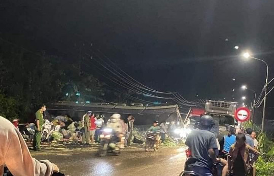 Va cham xe bon tren Quoc lo 20, tai xe xe tai tu vong-Hinh-2