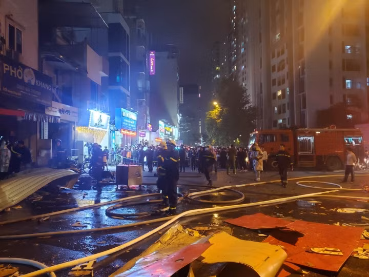 Ha Noi: No kinh hoang o cua hang sua xe may, 3 nguoi bi thuong