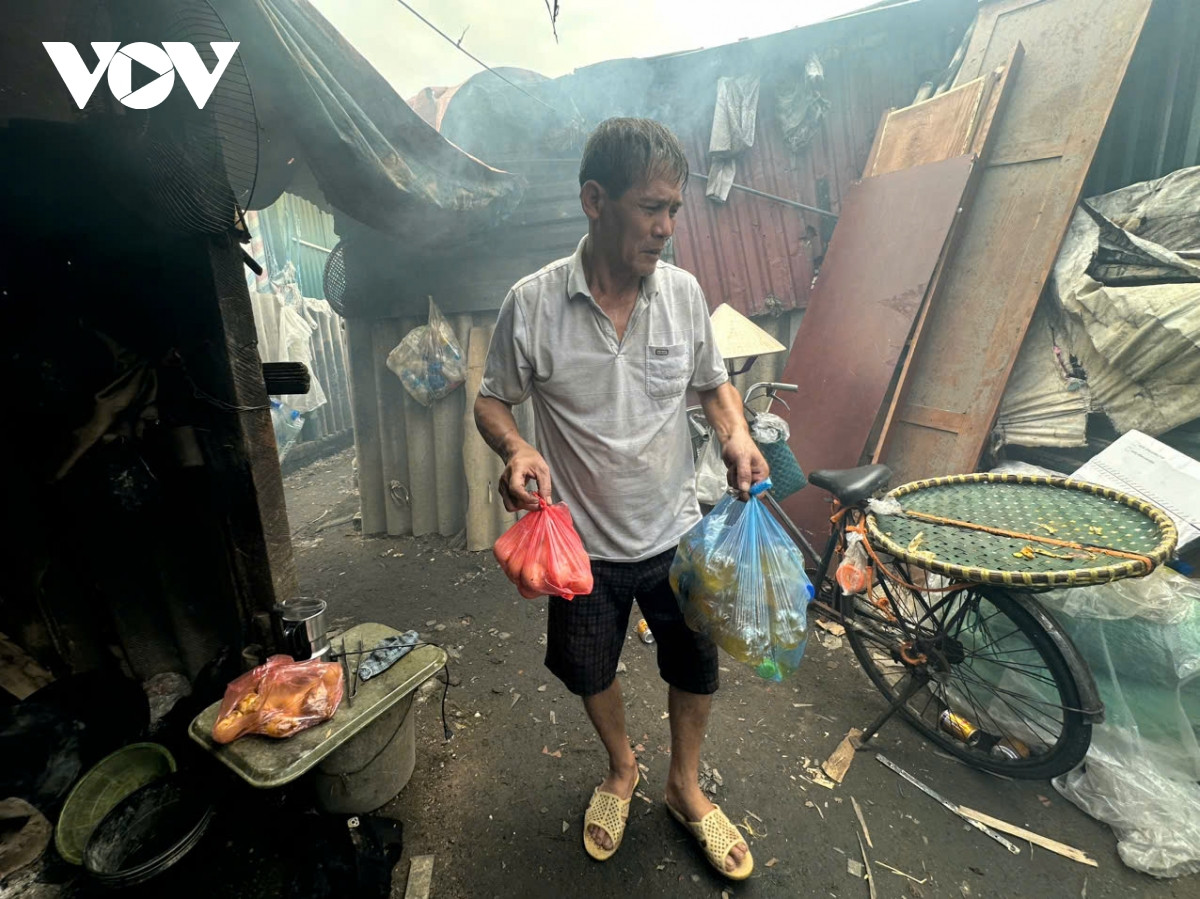 Dù điều kiện sống không mấy khấm khá, nhưng người dân ở đây luôn biết san sẻ, giúp đỡ lẫn nhau.