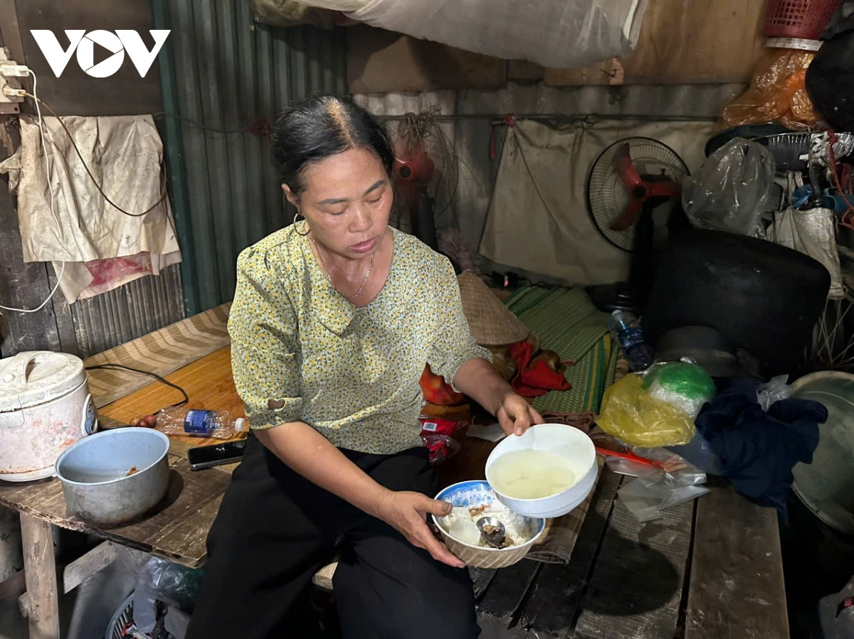 Bà Đoàn Thị Hoa, sinh sống bằng nghề bán hàng rong chia sẻ: “Trước lũ không biết là ngập cao như này tôi nhập một đống ngô khoai về. Lũ tới chạy không kịp, khoai bị thối với nảy mầm hết. Trưa tranh thủ ăn vội bát cơm để còn đi chợ. Của cải đã mất không nghĩ xót ruột lắm”.