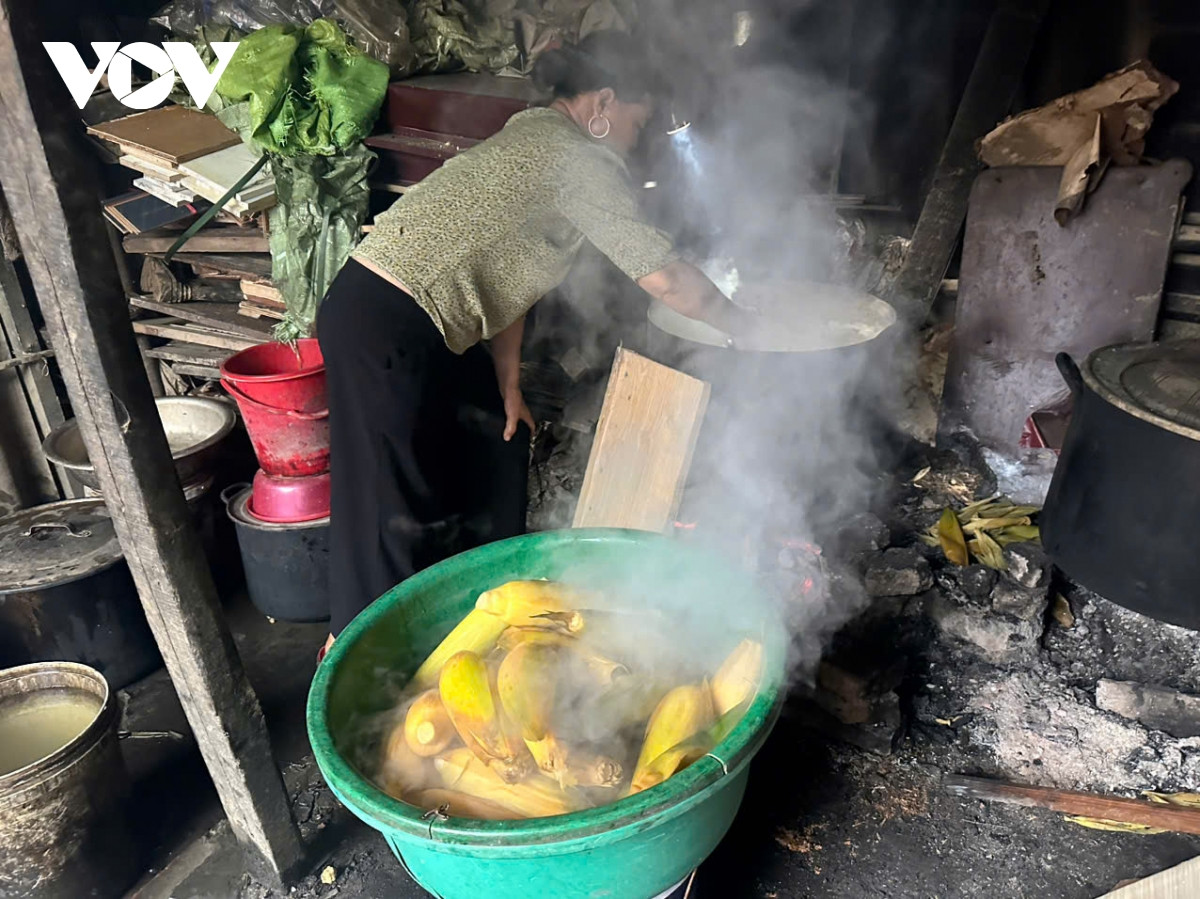 Những mẻ ngô, khoai luộc đang được gắp ra chuẩn bị để bán vào đầu giờ chiều. Nếu bình thường, bà Hoa chỉ đi bán ngày 1 buổi, thì từ ngày hết lũ, bà cố bán 2 buổi để kiếm thêm.