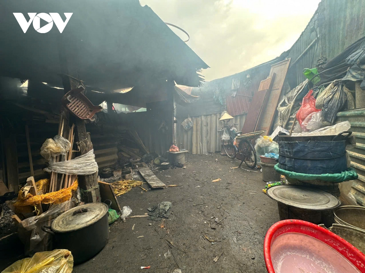 Những gian bếp nhỏ là nơi để mọi người tập trung nấu nướng đồ ăn mang đi bán hàng. Từ sáng sớm đến tối muộn lúc nào căn bếp cũng ngập tràn khói từ những bếp luộc ngô, khoai.