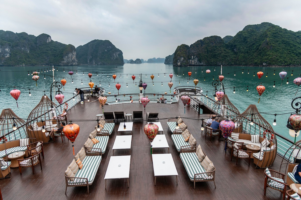 Không chỉ đơn thuần là lái xe, đoàn du lịch Rally The Globe còn khám phá nhiều nét văn hoá, danh lam thắng cảnh ở nước ta như vịnh Hạ Long, Hà Giang, Đà Lạt, Quy Nhơn, Đà Nẵng. Ảnh: Rally The Globe.