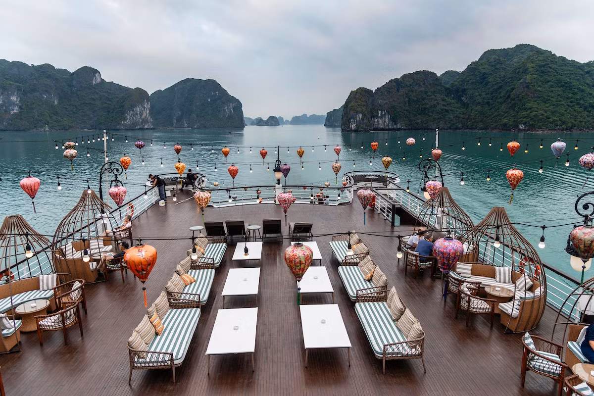 Không chỉ đơn thuần là lái xe, đoàn du lịch Rally The Globe còn khám phá nhiều nét văn hoá, danh lam thắng cảnh ở nước ta như vịnh Hạ Long, Hà Giang, Đà Lạt, Quy Nhơn, Đà Nẵng. Ảnh: Rally The Globe.