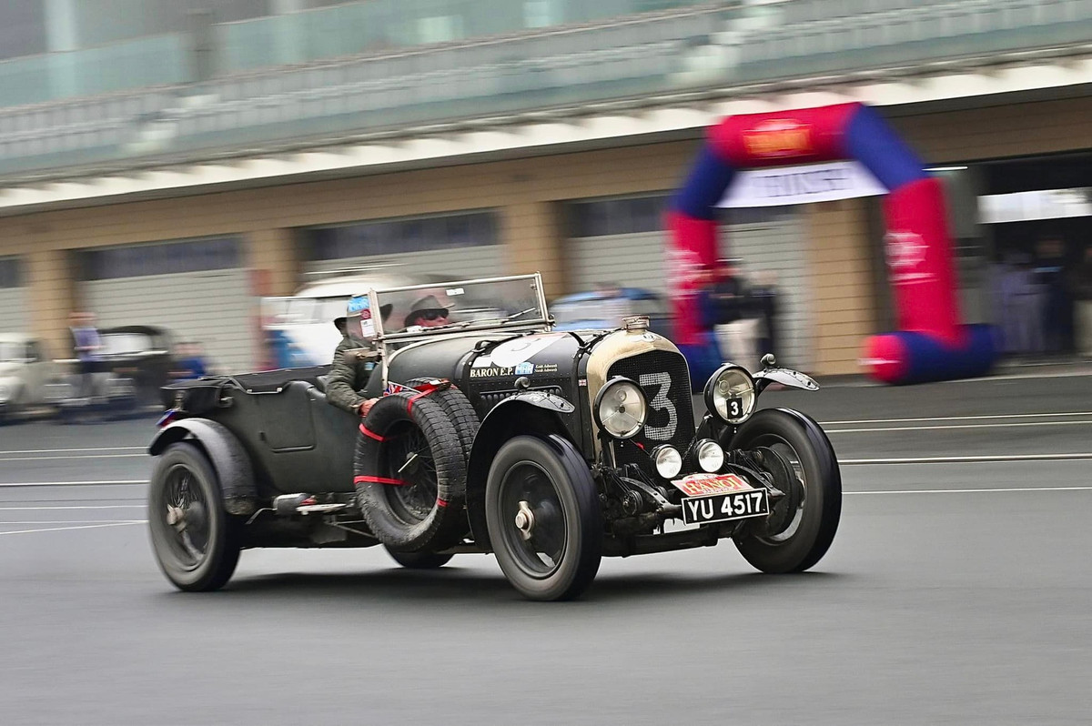 Có tuổi đời lâu nhất trong đội xe là chiếc Bentley 4 1/2 Litre Le Mans sản xuất năm 1927. Nó được trang bị động cơ 4.5 lít 4 xi-lanh thẳng hàng, cho công suất 110 mã lực, đi kèm hộp số sàn 4 cấp. Ảnh: Phan Ngọc Linh.