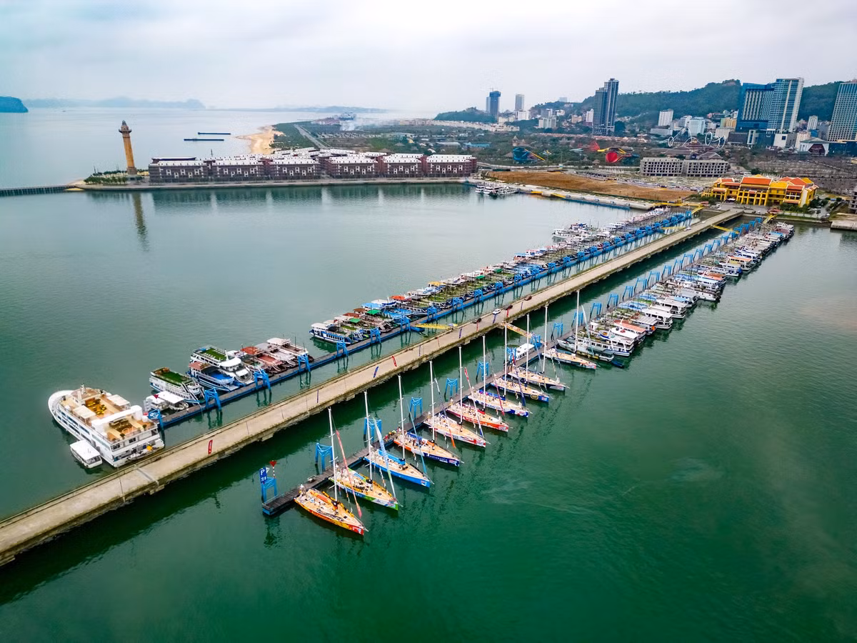 Trước đó, ngay trong đầu năm Giáp Thìn, Việt Nam trở thành điểm đến của nhiều sự kiện du lịch có quy mô toàn cầu. Ngày 21/2, tỉnh Quảng Ninh long trọng tổ chức lễ đón và chào mừng 11 đội đua thuyền buồm vòng quanh thế giới Clipper Race mùa giải 2023-2024 đến với Vịnh Hạ Long. Ảnh: Alex Tiến.