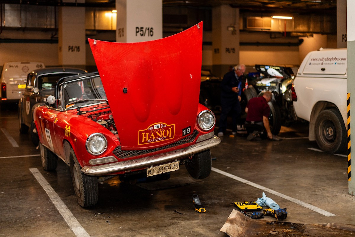 Trong suốt hành trình, đội phượt phải dành ra những ngày nghỉ để bảo dưỡng phương tiện nhằm tạo nên chuyến đi an toàn. Ảnh: Rally The Globe.