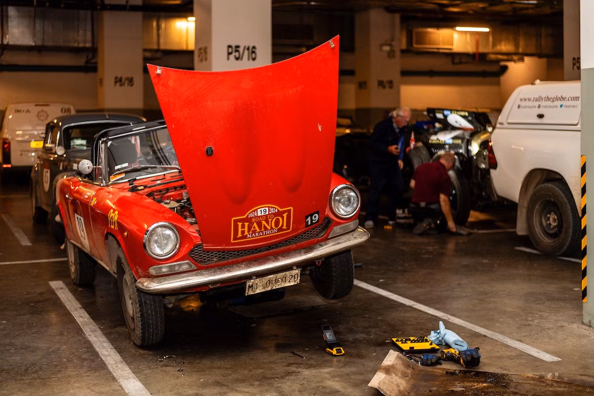 Trong suốt hành trình, đội phượt phải dành ra những ngày nghỉ để bảo dưỡng phương tiện nhằm tạo nên chuyến đi an toàn. Ảnh: Rally The Globe.