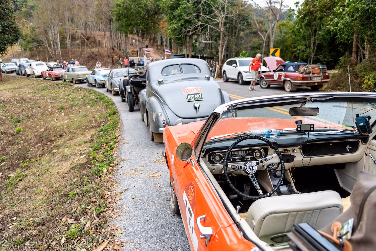 Điểm nhấn của đoàn du lịch nằm ở việc tất cả chiếc xe đều có ngoại hình lịch lãm, đậm chất châu Âu và Mỹ. Ảnh: Rally The Globe.