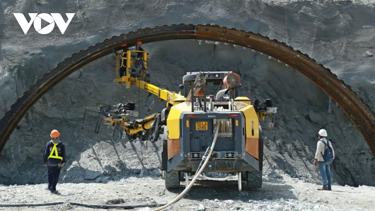 Nhon nhip tren cong truong cac du an trong diem giao thong sau Tet-Hinh-10