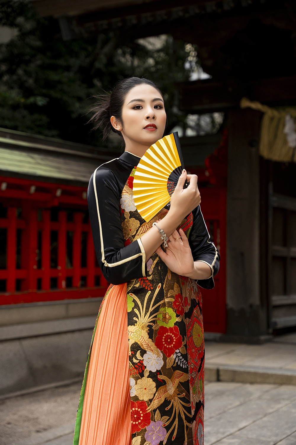 Mê mẩn ảnh hoa hậu Ngọc Hân chụp ảnh áo dài ở Nhật Bản - Hình 11 Me man anh hoa hau Ngoc Han chup anh ao dai o Nhat Ban-Hinh-11