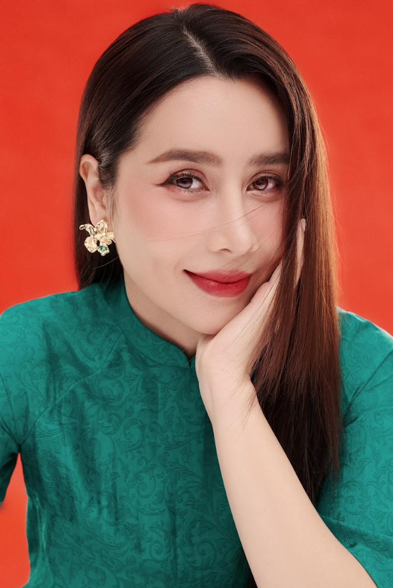 Luu Huong Giang khoe bo anh ao dai Tet cung Phuong Vy