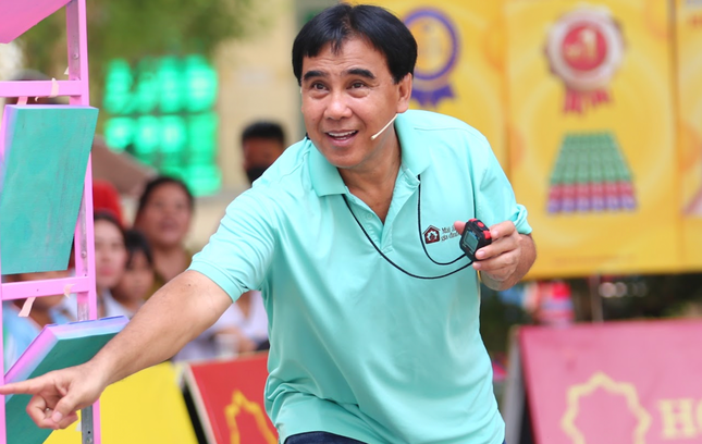 Ba xa MC Quyen Linh lo ca viec “com ao gao tien“