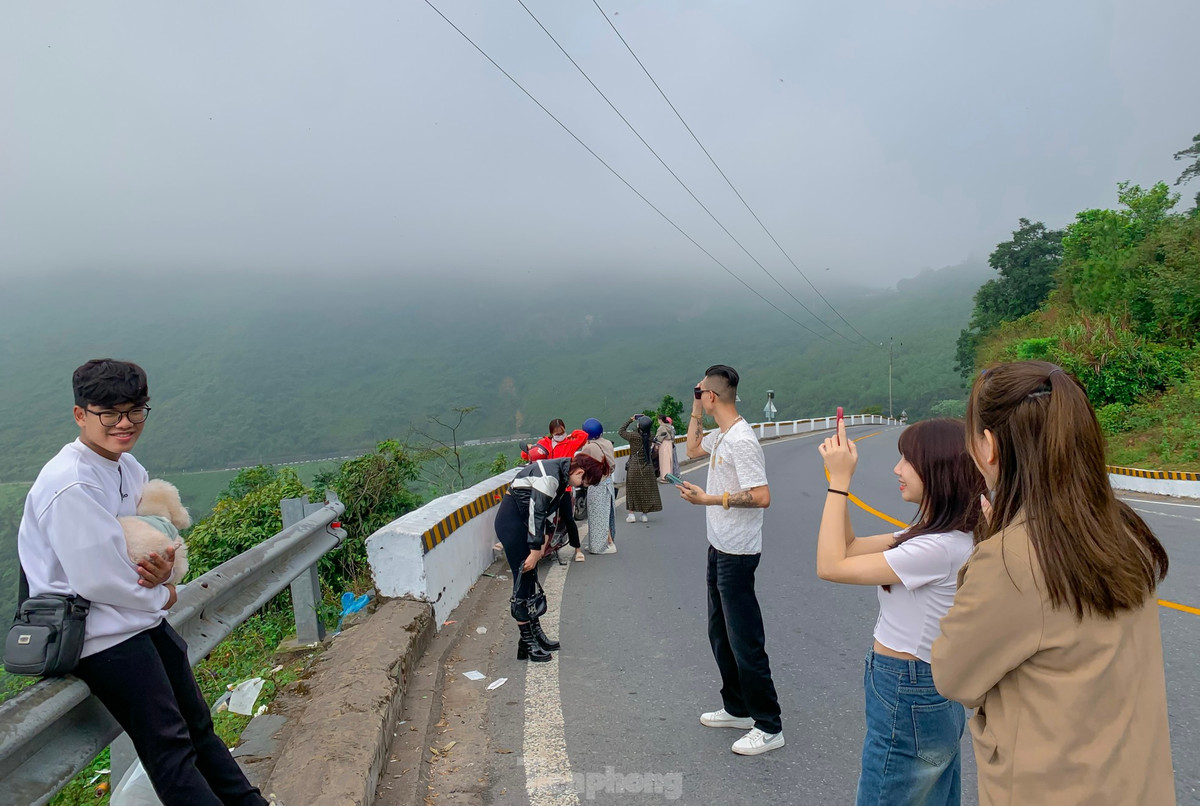 Tranh thủ thời tiết đẹp, nhiều người dừng lại để check – in trên đỉnh Hải Vân quan và cảnh đẹp ven đường.
