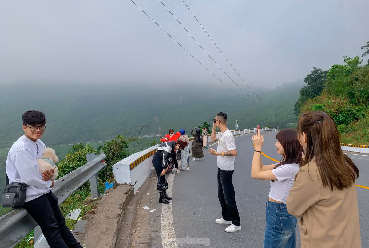 Tranh thủ thời tiết đẹp, nhiều người dừng lại để check – in trên đỉnh Hải Vân quan và cảnh đẹp ven đường.