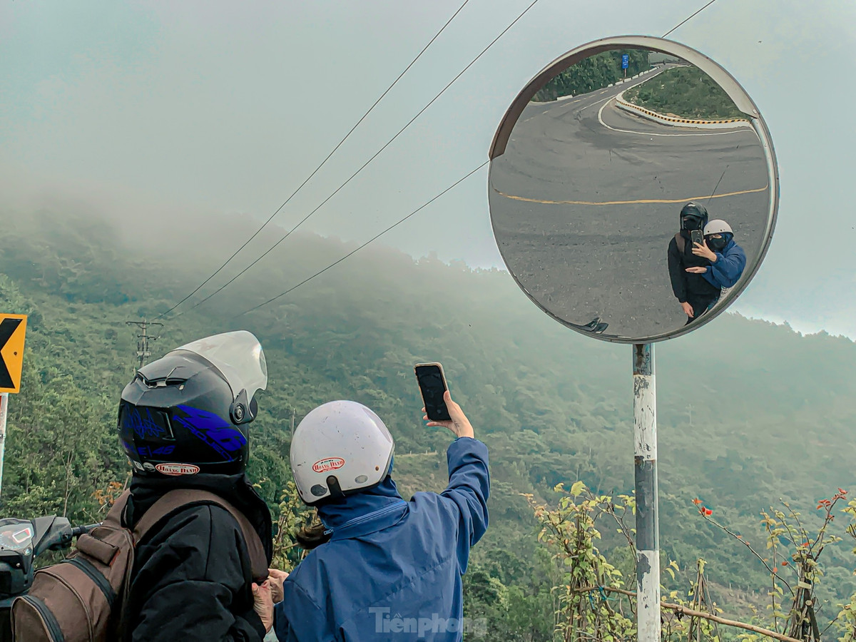 Bạn Hà Phương Thanh học trường Đại học Duy Tân, trên đường vào cũng tranh thủ chụp hình rồi tiếp tục hành trình vào Đà Nẵng. “Thường mỗi lần về quê vào lại em sẽ đi hầm cho nhanh và đỡ nguy hiểm, nhưng hôm nay thời tiết đẹp nên em cùng bạn thử vượt đèo để cảm nhận vẻ đẹp của đèo Hải Vân”, bạn Thanh cho biết.