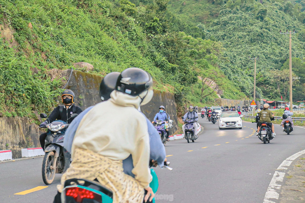 Được xem là Thiên hạ đệ nhất hùng quan với cảnh núi non hùng vĩ, có thể nhìn núi, biển và bao quát cả thành phố Đà Nẵng, đèo Hải Vân luôn thu hút du khách vào mỗi dịp cuối tuần, nghỉ lễ.