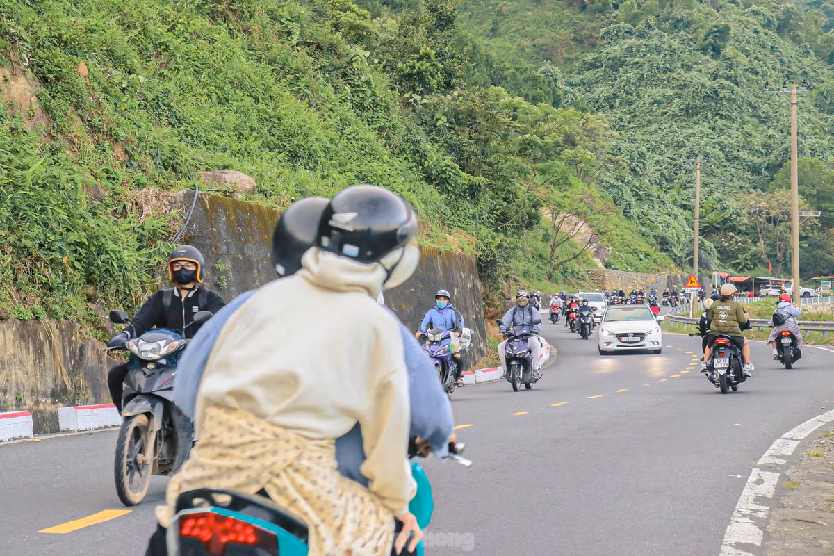 Được xem là Thiên hạ đệ nhất hùng quan với cảnh núi non hùng vĩ, có thể nhìn núi, biển và bao quát cả thành phố Đà Nẵng, đèo Hải Vân luôn thu hút du khách vào mỗi dịp cuối tuần, nghỉ lễ.