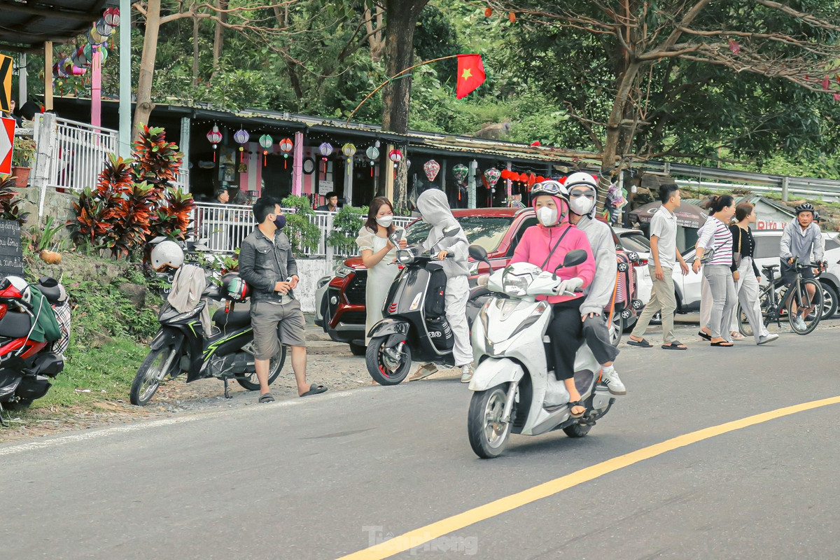 Nhiều quán cà phê trên đèo cũng đông nghịt khách ra vào vì view đẹp, có thể nhìn ra biển.