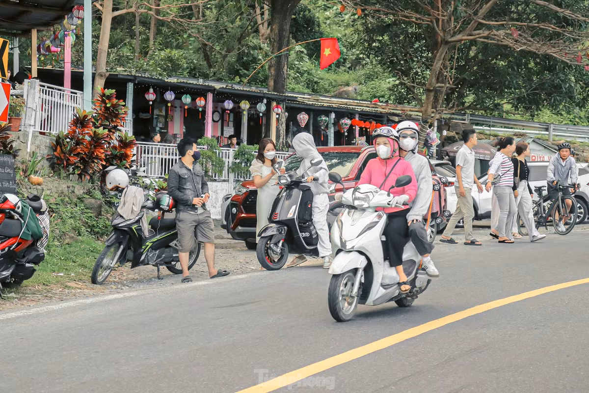 Nhiều quán cà phê trên đèo cũng đông nghịt khách ra vào vì view đẹp, có thể nhìn ra biển.