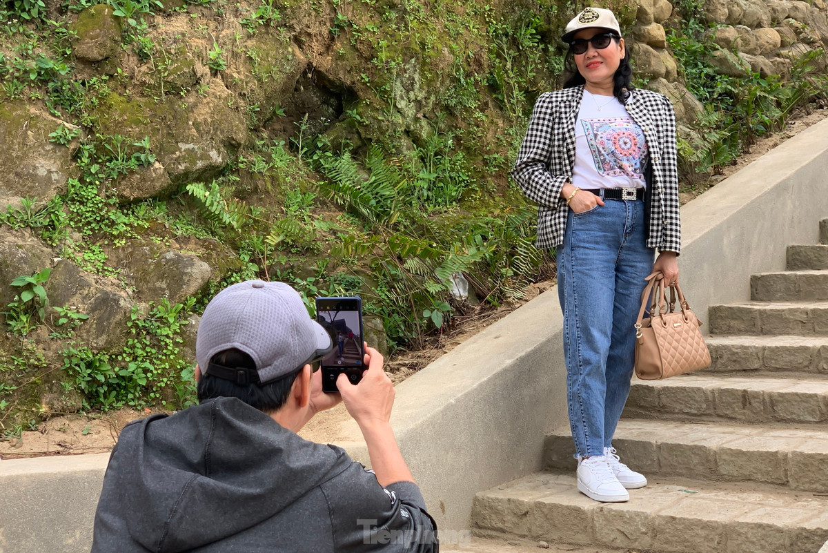 Chị Nguyễn Hạnh (trú Quảng Trị) trở vào Đà Nẵng sau những ngày về quê nghỉ Tết cho biết, chị chọn đi đèo thay vì đi hầm để có thể ngắm cảnh đẹp trên đỉnh đèo Hải Vân. “Đi hầm sẽ nhanh hơn rất nhiều nhưng tôi và chồng đã chọn đi đèo để chụp hình và hưởng thụ không khí mát mẻ”, chị Hạnh nói.