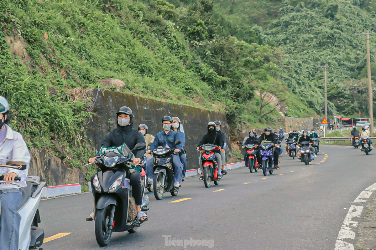 Nhieu ban tre check in tren dinh Hai Van quan