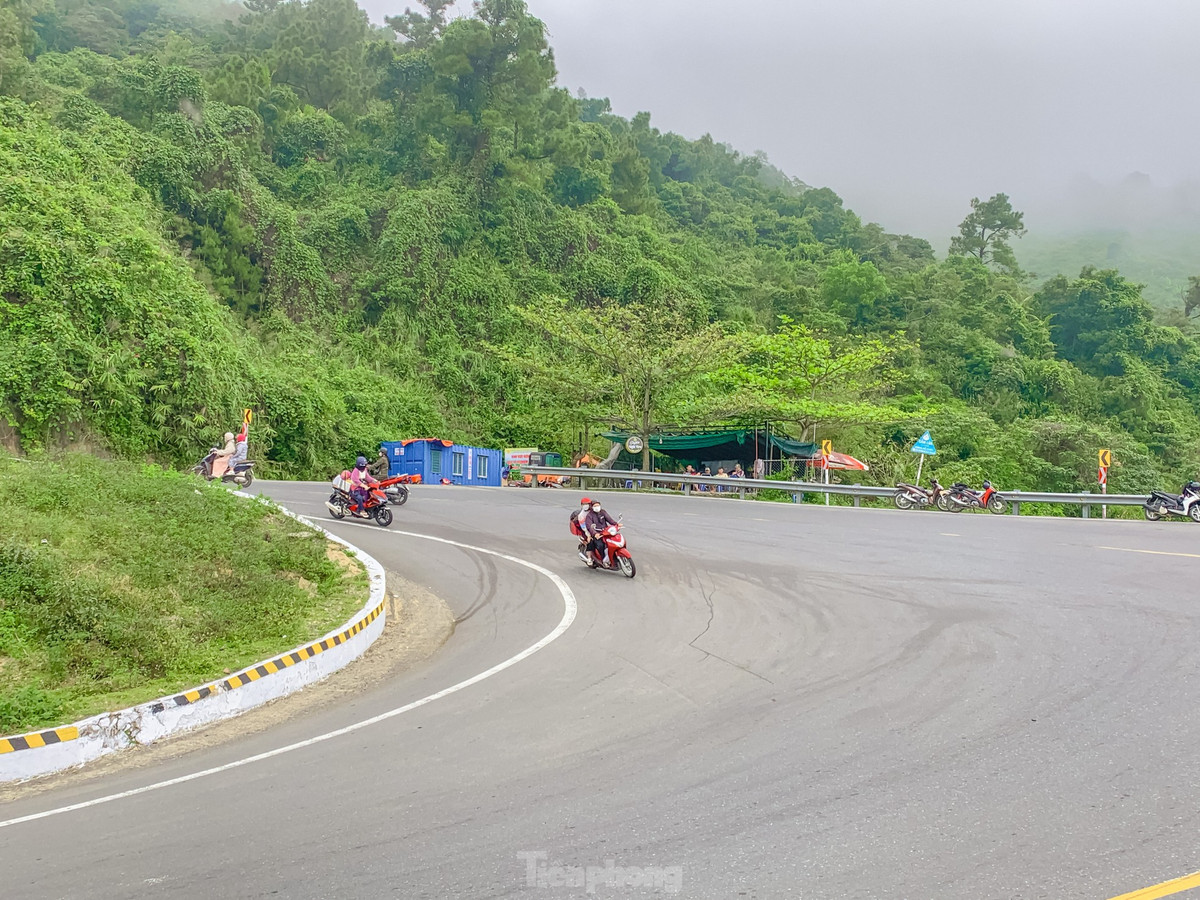 Mặc dù có nhiều khúc cua khúc khuỷu, nguy hiểm nhưng đèo Hải Vân vẫn luôn hấp dẫn đối với các bạn trẻ muốn chinh phục.