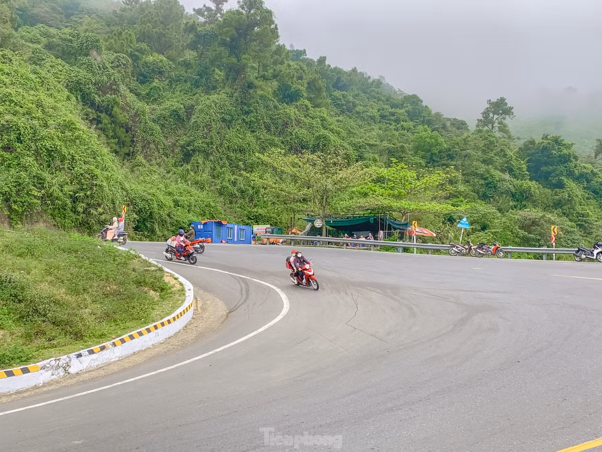 Mặc dù có nhiều khúc cua khúc khuỷu, nguy hiểm nhưng đèo Hải Vân vẫn luôn hấp dẫn đối với các bạn trẻ muốn chinh phục.