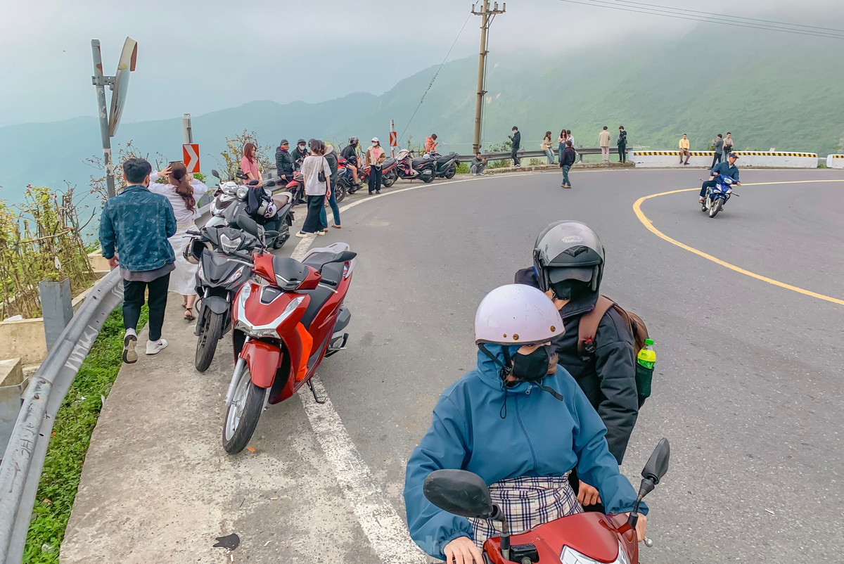 Đoạn đèo giáp ranh giữa Đà Nẵng và Huế được rất nhiều bạn trẻ chọn là nơi dừng xe để chụp hình cùng nhau.