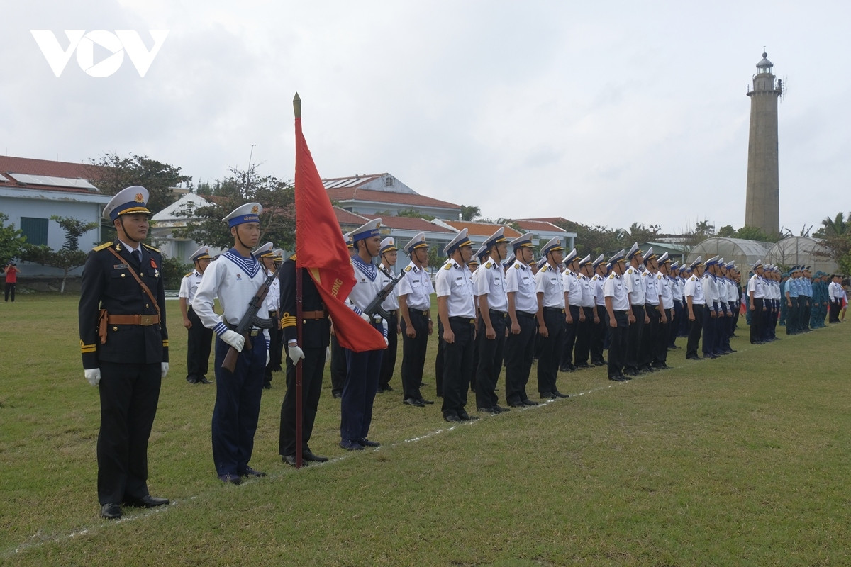 Thieng lieng Le chao co sang mung 1 Tet tren quan dao Truong Sa-Hinh-4