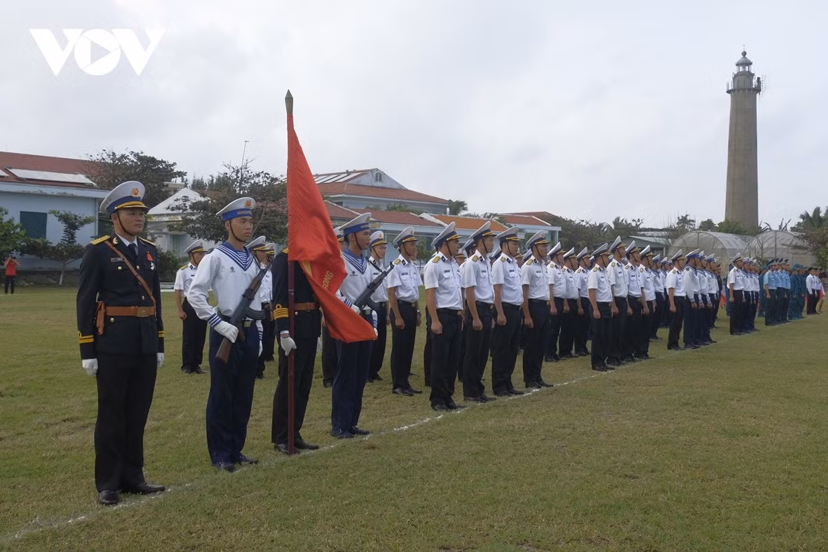 Thiêng liêng Lễ chào cờ sáng mùng 1 Tết trên quần đảo Trường Sa - Hình 4 Thieng lieng Le chao co sang mung 1 Tet tren quan dao Truong Sa-Hinh-4