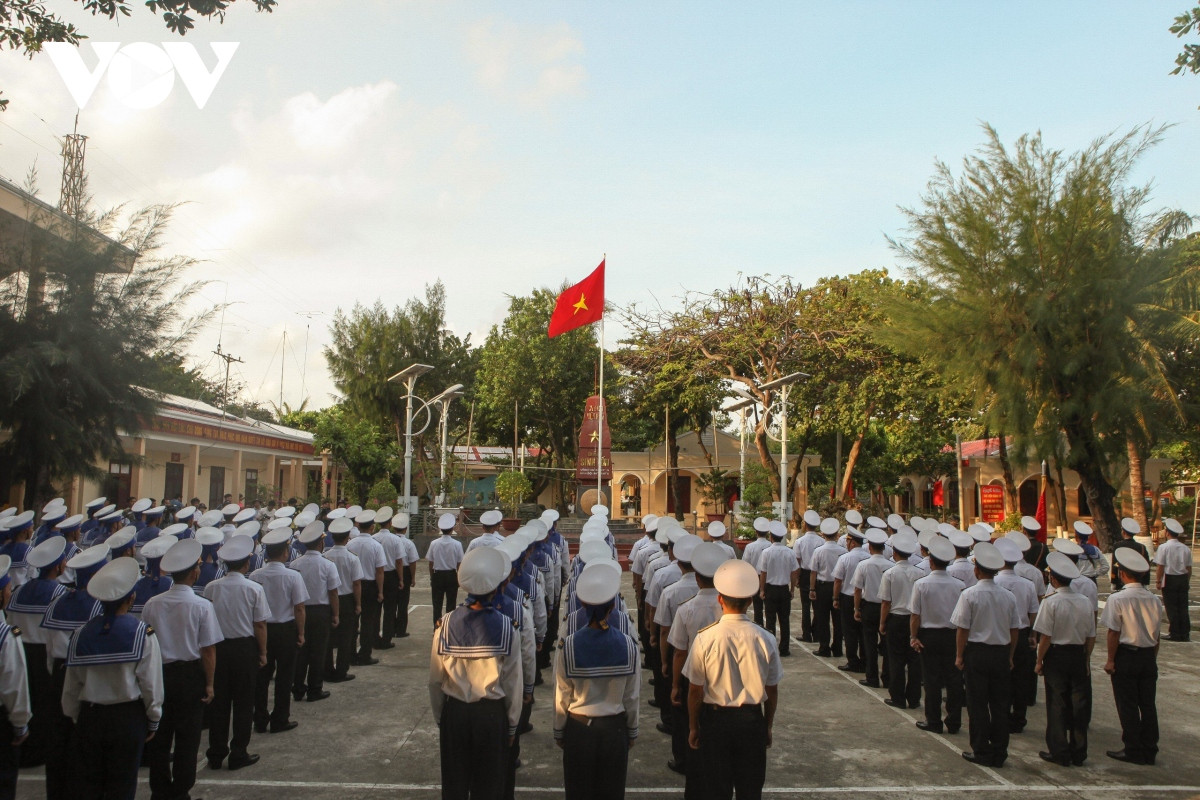 Thieng lieng Le chao co sang mung 1 Tet tren quan dao Truong Sa-Hinh-2