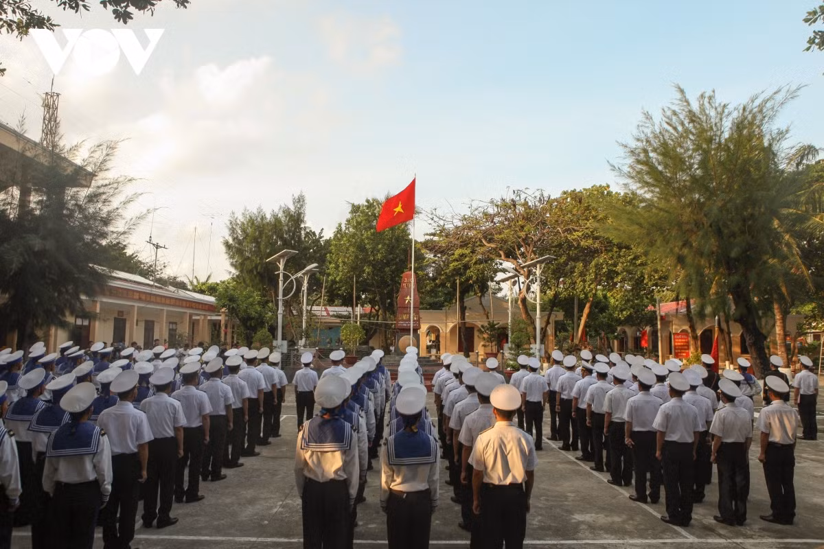 Thiêng liêng Lễ chào cờ sáng mùng 1 Tết trên quần đảo Trường Sa - Hình 2 Thieng lieng Le chao co sang mung 1 Tet tren quan dao Truong Sa-Hinh-2
