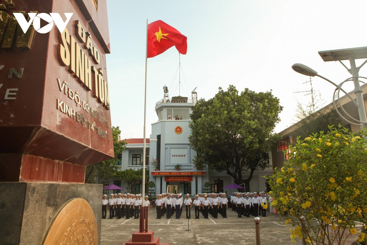 Thieng lieng Le chao co sang mung 1 Tet tren quan dao Truong Sa