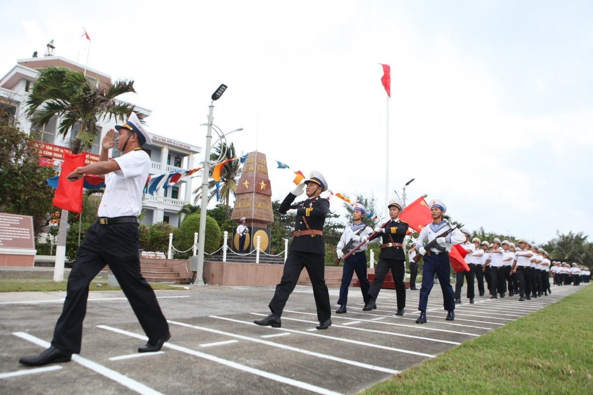 Thieng lieng Le chao co sang mung 1 Tet tren quan dao Truong Sa-Hinh-7