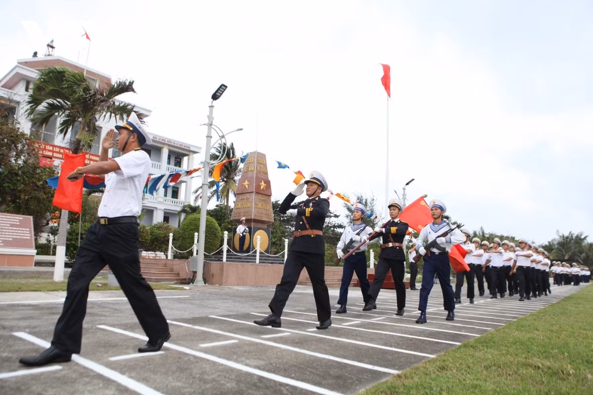 Thiêng liêng Lễ chào cờ sáng mùng 1 Tết trên quần đảo Trường Sa - Hình 7 Thieng lieng Le chao co sang mung 1 Tet tren quan dao Truong Sa-Hinh-7