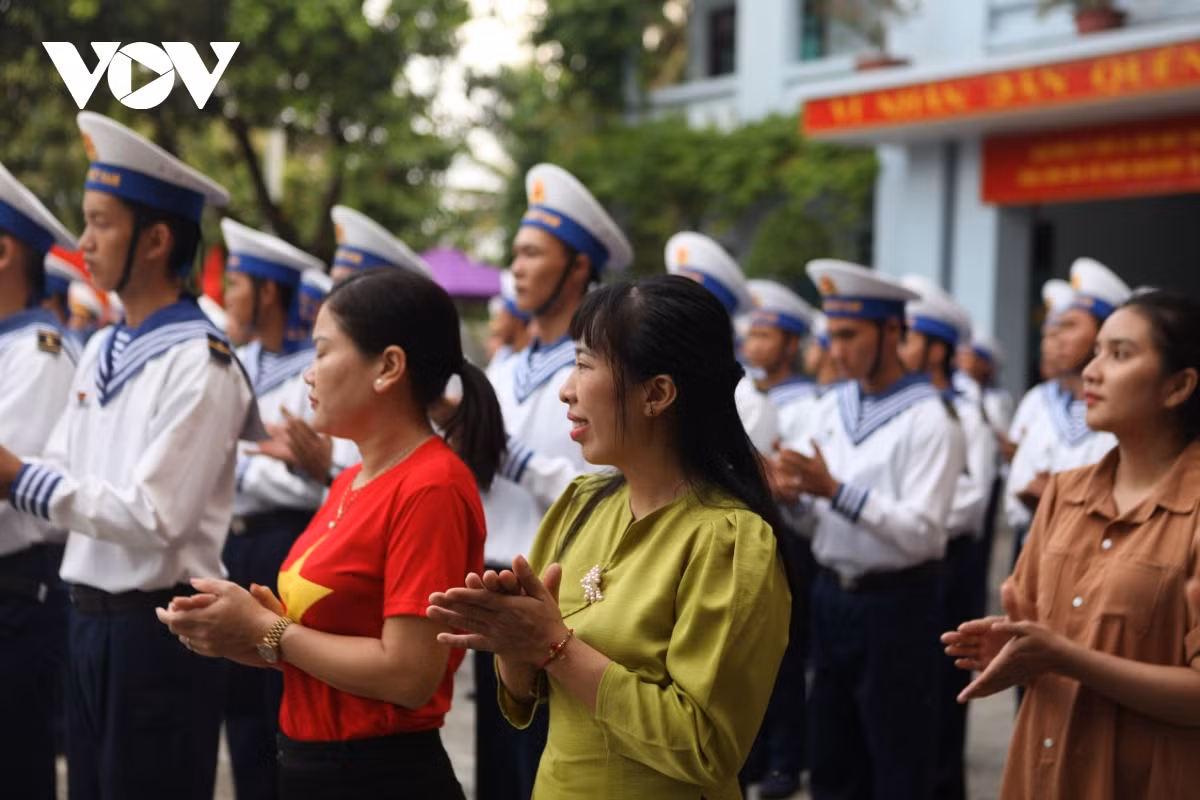 Thiêng liêng Lễ chào cờ sáng mùng 1 Tết trên quần đảo Trường Sa - Hình 5 Thieng lieng Le chao co sang mung 1 Tet tren quan dao Truong Sa-Hinh-5