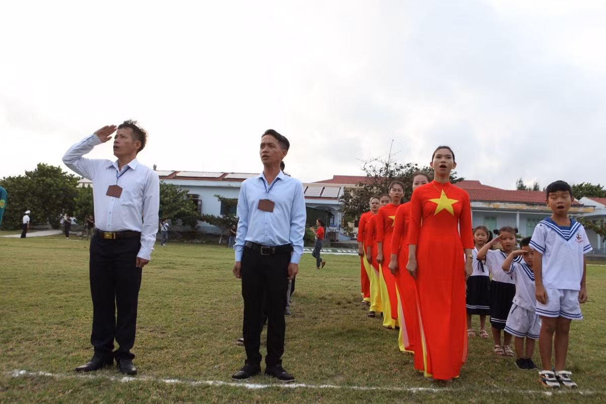 Thiêng liêng Lễ chào cờ sáng mùng 1 Tết trên quần đảo Trường Sa - Hình 6 Thieng lieng Le chao co sang mung 1 Tet tren quan dao Truong Sa-Hinh-6