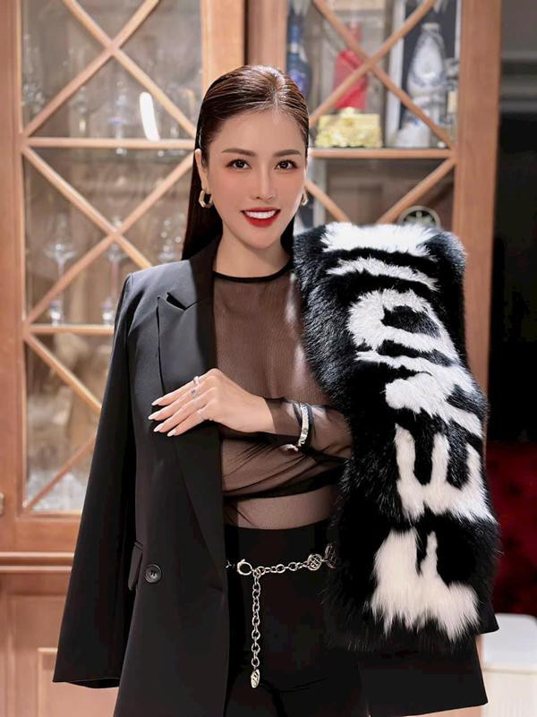 uế Vân chia sẻ cô đã từng có thời gian bị gián đoạn trong âm nhạc vì phụ gia đình kinh doanh đến khi cô quay lại hoạt động nghệ thuật thì thị trường âm nhạc thay đổi và có nhiều cái mới khiến cô khó bắt kịp.