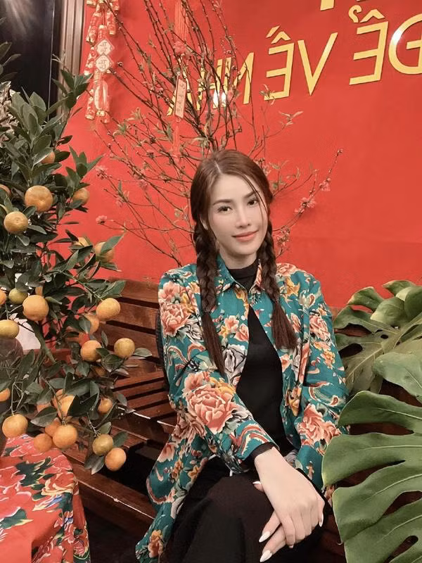 Xuất thân là một người mẫu, nhưng sau một thời gian hoạt động khá kín tiếng, Quế Vân quyết định tấn công vào thị trường ca hát, cô để lại ấn tượng nhờ ca khúc "Đừng xa em nhé". Đây cũng chính là ca khúc làm nên tên tuổi của Quế Vân trong làng âm nhạc Việt nhiều năm trước.