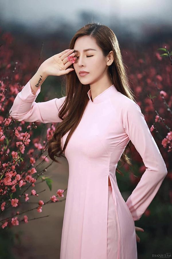 rước gây bão với màn livestream mua giải, Quế Vân có tên thật là Phạm Thị Vân Quế. Dù không sở hữu đôi chân dài và chiều cao khủng như những người mẫu trẻ hiện nay, nhưng Quế Vân lại nổi trội với thân hình cân đối. Dù tên tuổi được gắn với khá nhiều scandal gần đây, nhưng ngoài đời Quế Vân lại là một cô gái với tính cách khá cởi mở và thẳng thắn.