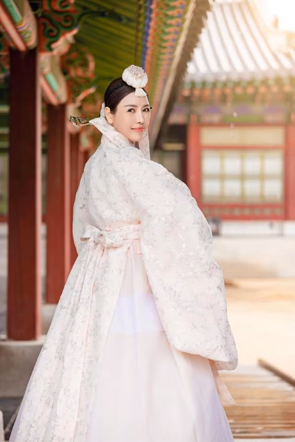 Thời gian sau đó, nữ ca sĩ liên tục xuất hiện với những hình ảnh tình cảm, thân mật cùng ca sĩ Cao Thái Sơn, hai người cũng thường xuyên xuất hiện cùng nhau tại các sự kiện. Cũng chính từ đó Quế Vân được công chúng gắn mác là "người yêu tin đồn" của Cao Thái Sơn.