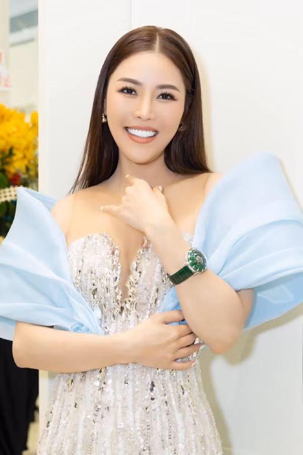 Tuy nhiên, vào thời điểm đó, do một số lý do, Quế Vân buộc phải rời xa ánh đèn sân khấu và tiếp quản công việc kinh doanh của gia đình. Và hiện tại, khi công việc kinh doanh đã ổn định, niềm đam mê âm nhạc trỗi dậy và cũng là lúc cô quyết định quay lại làng giải trí.